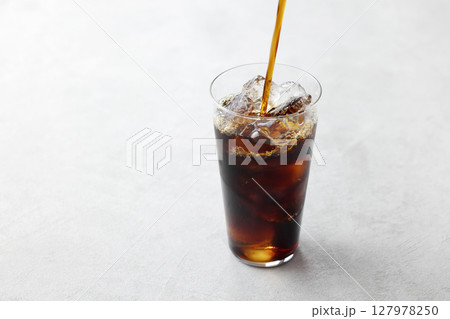 グラスに注いだ涼しげなアイスコーヒー グラスに注いだ涼しげなアイスコーヒー 127978250