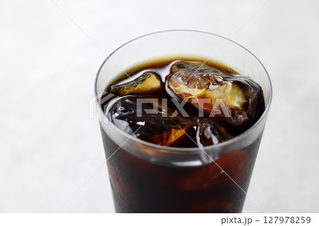 グラスに注いだ涼しげなアイスコーヒー グラスに注いだ涼しげなアイスコーヒー 127978259