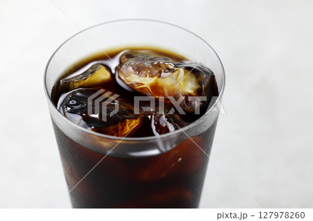 グラスに注いだ涼しげなアイスコーヒー グラスに注いだ涼しげなアイスコーヒー 127978260