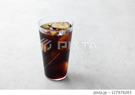 グラスに注いだ涼しげなアイスコーヒー 127978263