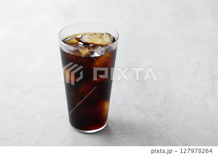 グラスに注いだ涼しげなアイスコーヒー 127978264