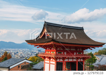Kiyomizudera temple Sammon gate against city in autumn, Kyoto 127979110