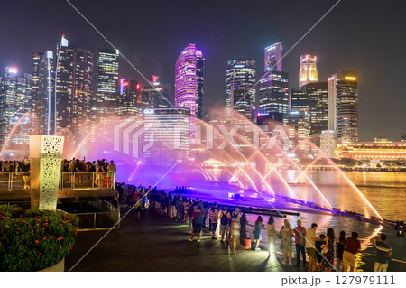 people view Spectra dancing fountains at Marina Bay, Singapore 127979111