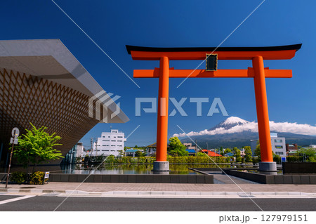 Torii gate at Fuji world center with mt. Fujisan, Fujinomiya 127979151