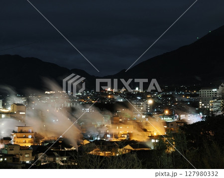 夜煙の地形 ― 鉄輪温泉、湯けむりに包まれる街 127980332