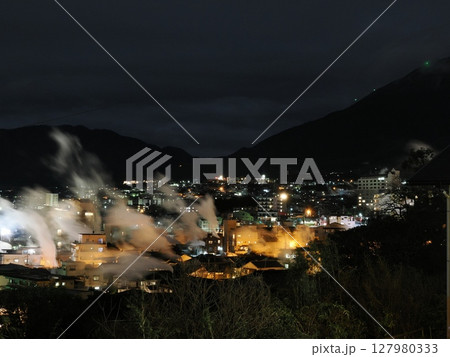 煙の街、夜の谷間 ― 鉄輪温泉 湯けむり遠望 煙の街、夜の谷間 ― 鉄輪温泉 湯けむり遠望 127980333