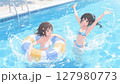 プールで水遊びをする水着の少女二人 127980773
