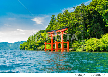 芦ノ湖に浮かぶ箱根神社の鳥居 芦ノ湖に浮かぶ箱根神社の鳥居 127980783