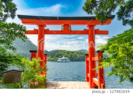 芦ノ湖に浮かぶ鳥居 127981034