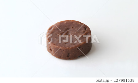 白い背景のこしあん 127981539