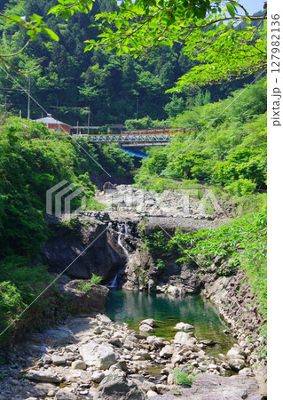 愛媛県新居浜市　国領川に架かる足谷橋と四通橋 127982136