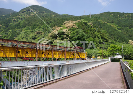愛媛県新居浜市 国領川に架かる足谷橋と四通橋 愛媛県新居浜市 国領川に架かる足谷橋と四通橋 127982144