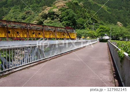 愛媛県新居浜市 国領川に架かる足谷橋と四通橋 愛媛県新居浜市 国領川に架かる足谷橋と四通橋 127982145