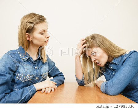 Two women having argue fight 127983336