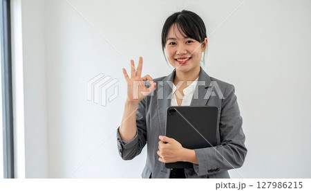 OKサインを出す女性ビジネスパーソン 127986215