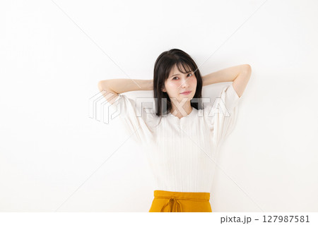笑顔で喜ぶ女性 笑顔で喜ぶ女性 127987581