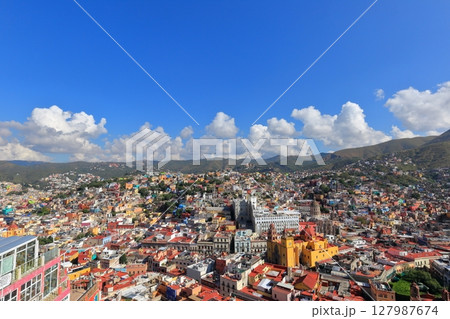 中米メキシコで最も美しい世界遺産の街グアナファトの街並み 127987674