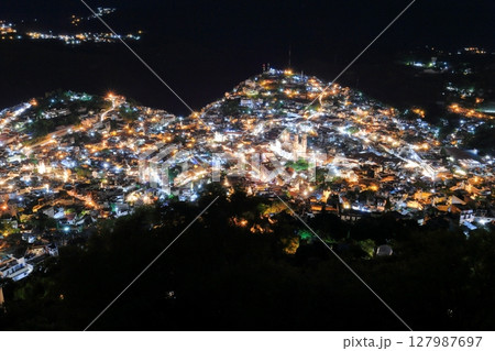 中米メキシコの観光地タスコの街並み、夜景 127987697