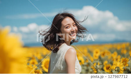 笑顔が映える夏のひまわり畑と日本人女性 笑顔が映える夏のひまわり畑と日本人女性 127987712