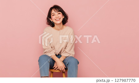 パステル背景でほほ笑む日本人女性 127987770