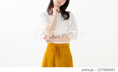 考える若い女性 127988083