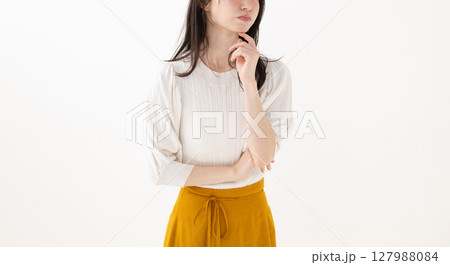 考える若い女性 考える若い女性 127988084