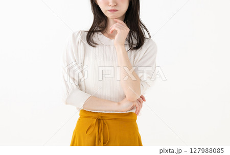 考える若い女性 127988085