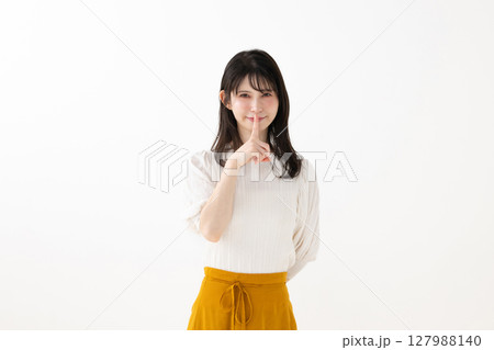 指を立てるポーズの女性 指を立てるポーズの女性 127988140