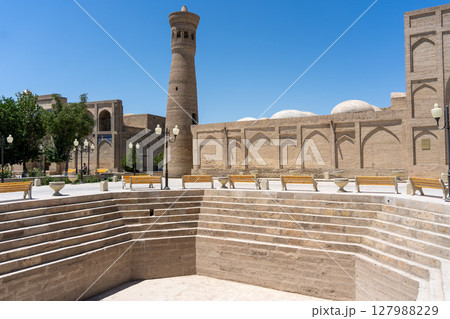 ウズベキスタン・ブハラの古代建築と青空 127988229