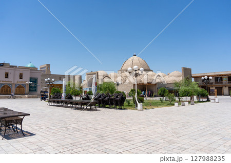 ウズベキスタン・ブハラの広場と伝統的建物 127988235