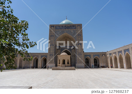 青空の下のブハラの中庭とモスク 127988237