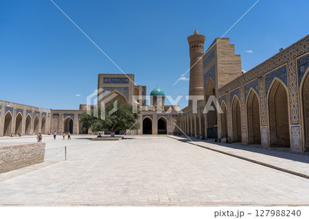中央アジアの歴史的都市ブハラの広場とモスク 中央アジアの歴史的都市ブハラの広場とモスク 127988240