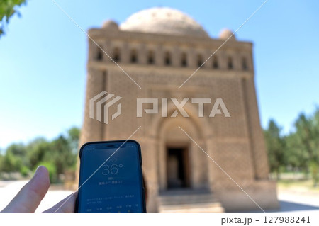 スマートフォンで見るブハラの気温と建物 127988241