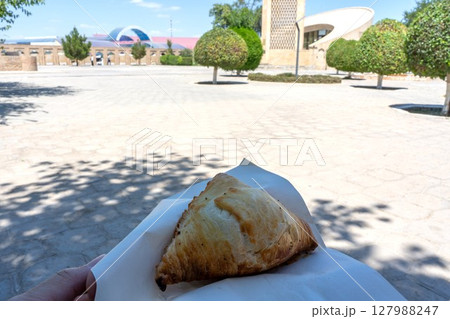 ブハラの人気店のサモサ 127988247