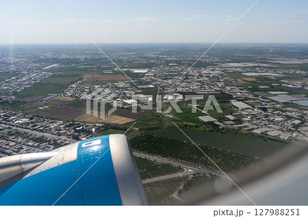 飛行機から見たブハラの広大な都市風景 飛行機から見たブハラの広大な都市風景 127988251