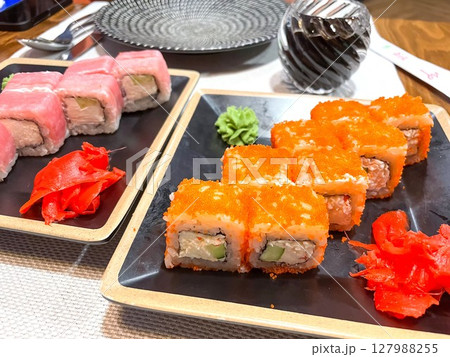 タシケントのレストランで楽しむカラフルな寿司 127988255