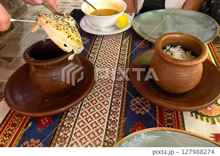 クレイポット料理とエスニックなテーブルセッティング 127988274