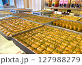 ピスタチオたっぷりのバクラヴァが並ぶバクーの菓子店 127988279