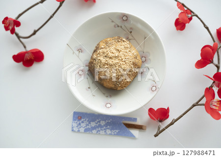 美味しそうな和菓子 127988471