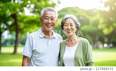 笑顔で寄り添うシニア夫婦 127988533