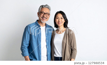 笑顔で寄り添うシニア夫婦 笑顔で寄り添うシニア夫婦 127988534