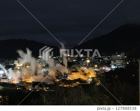 煙の稜線、灯りの谷間 ― 鉄輪温泉 湯けむり夜景 煙の稜線、灯りの谷間 ― 鉄輪温泉 湯けむり夜景 127988538