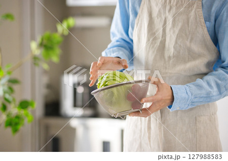 野菜を切る若い男性の手元 野菜を切る若い男性の手元 127988583