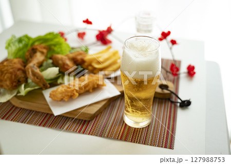 フライドチキンにはビール 127988753