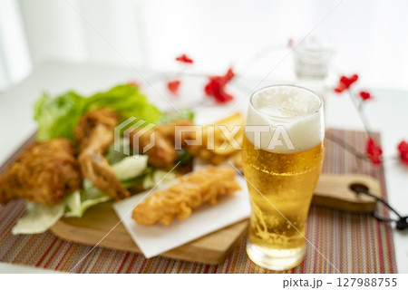 フライドチキンにはビール 127988755