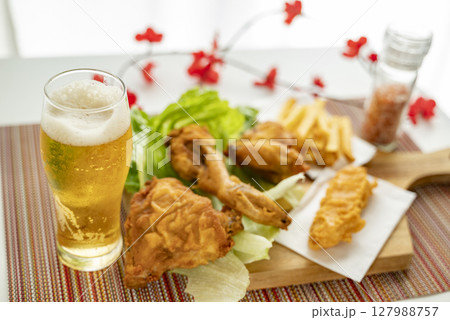 フライドチキンにはビール フライドチキンにはビール 127988757