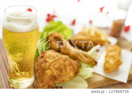 フライドチキンにはビール 127988758