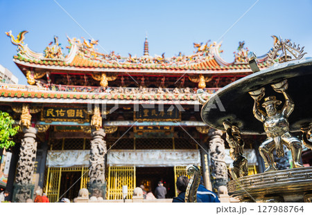 台湾　龍山寺　観音香炉と本殿 127988764