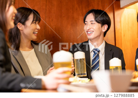 飲み会 居酒屋でお酒を飲んでいる男女 飲み会 居酒屋でお酒を飲んでいる男女 127988885