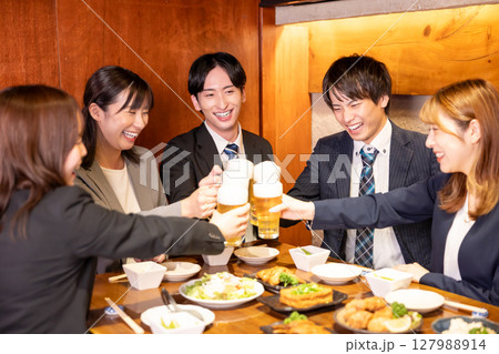 飲み会　居酒屋で乾杯している若者 127988914